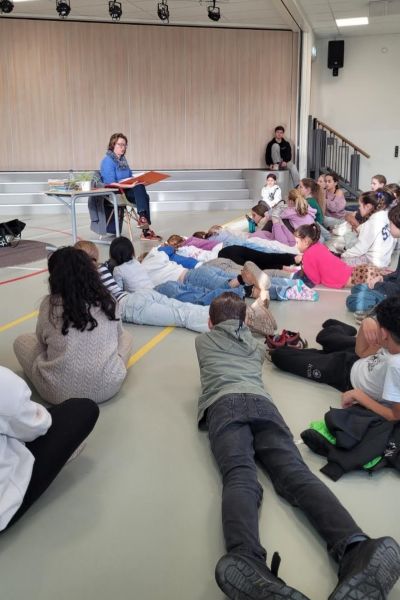 Voorleessessie op school - Verraad Mij Niet